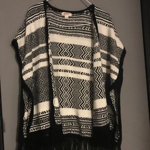 Aztec black and white cover up. Knitted.